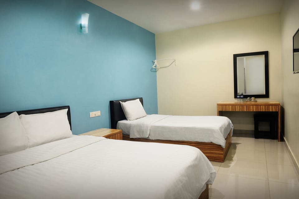 Family Seaview | Desk, iron/ironing board (on request), WiFi (free)