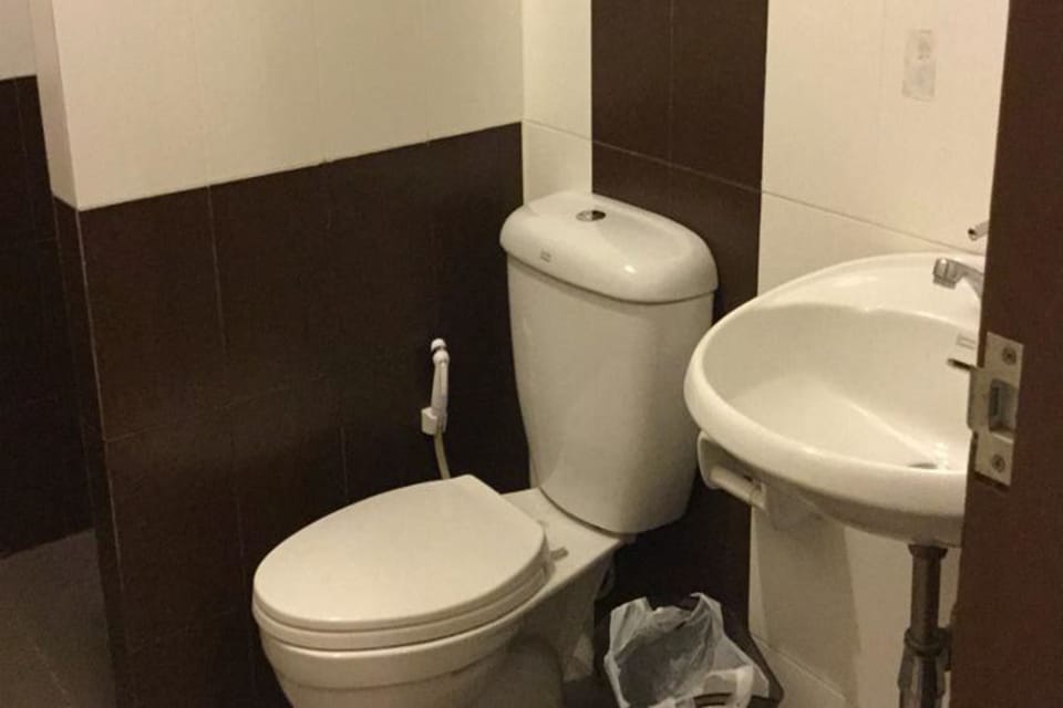 Shower, free toiletries, towels