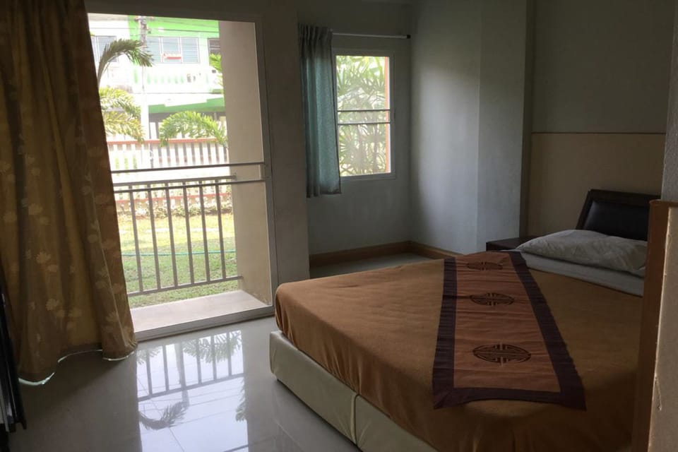 Standard Queen Room | Desk, blackout drapes, free WiFi