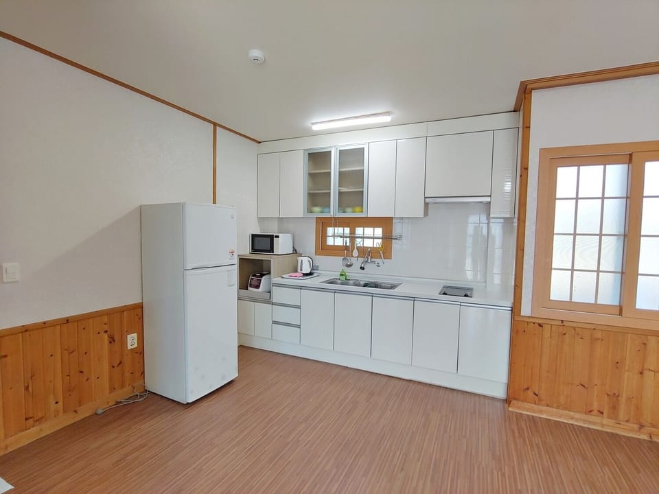 Room, 1 Bedroom (66sqm) | Private kitchen | Fridge, microwave, stovetop, electric kettle