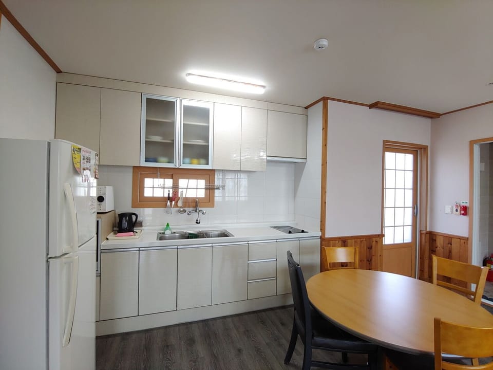 Room, 1 Bedroom (76sqm) | Private kitchen | Fridge, microwave, stovetop, electric kettle