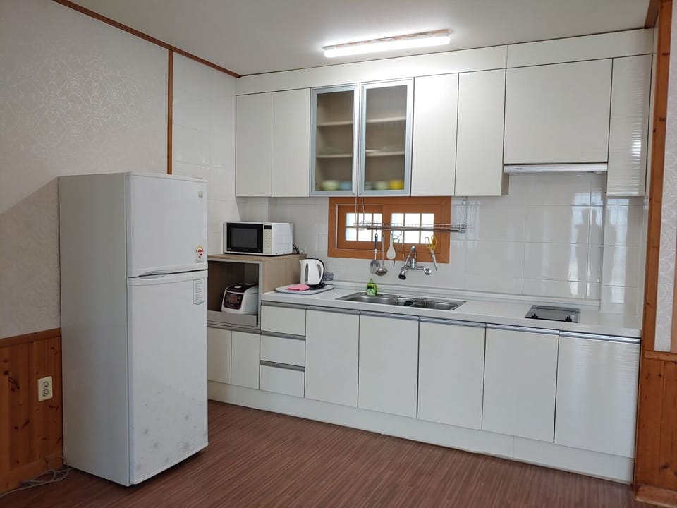 Room, 1 Bedroom (66sqm) | Private kitchen | Fridge, microwave, stovetop, electric kettle
