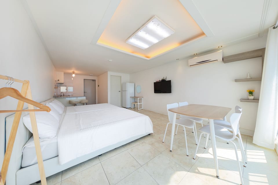Double or Twin Room (Vivaldi) | Free WiFi, bed sheets