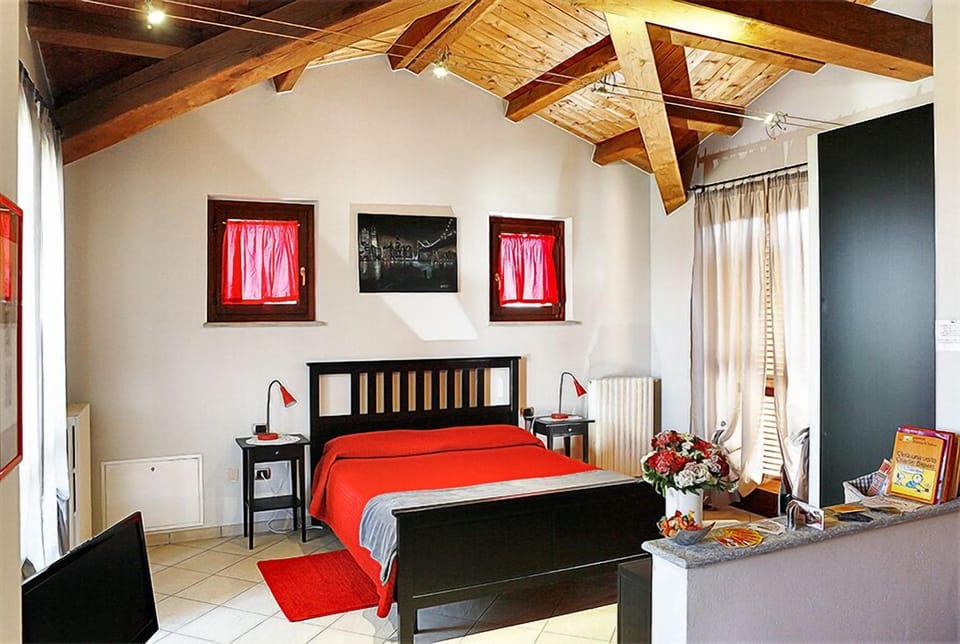 Deluxe Loft | Minibar, in-room safe, free cribs/infant beds, free WiFi