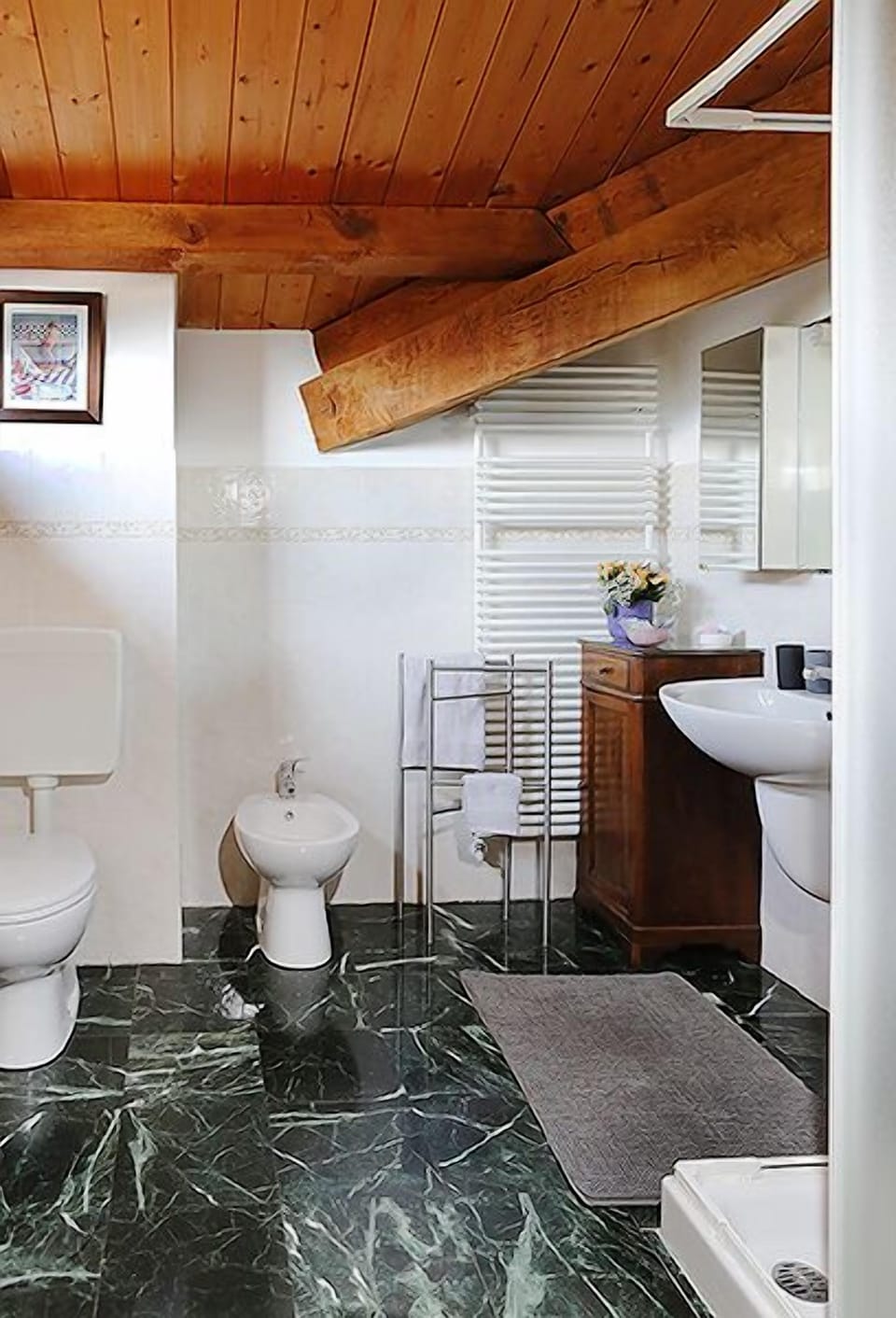 Deluxe Loft | Bathroom | Free toiletries, hair dryer, bidet, towels