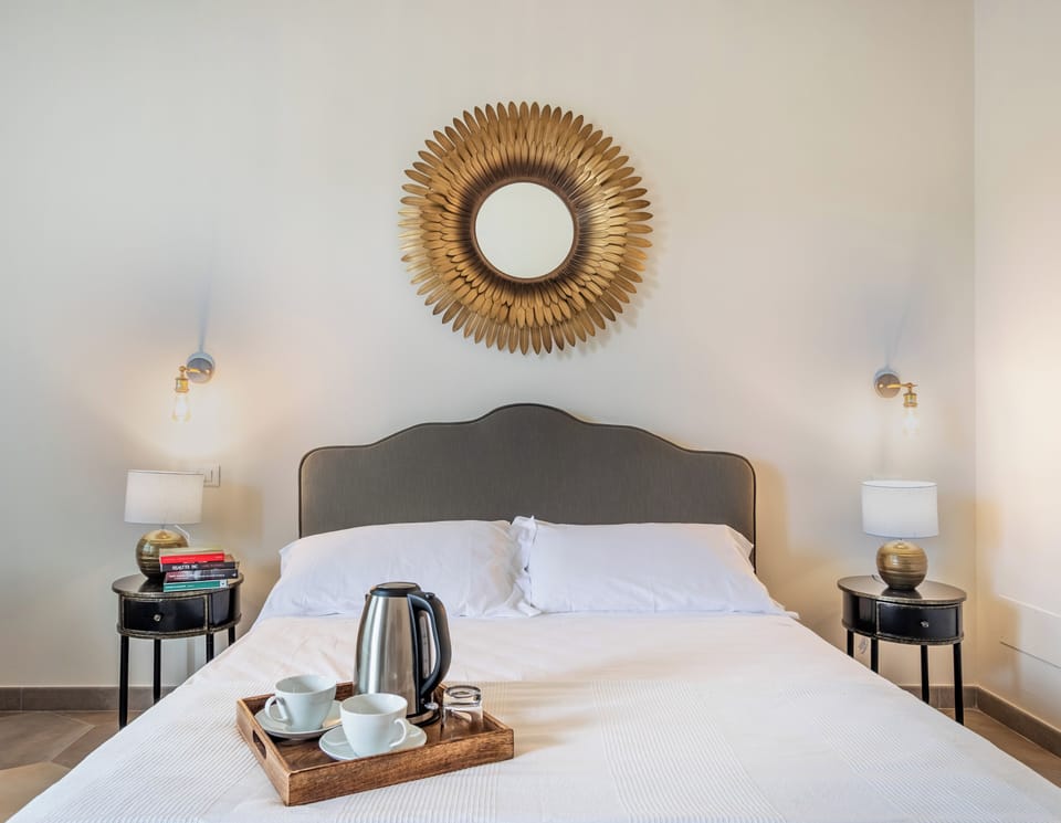 Camera Tripla Suite | Minibar, in-room safe, desk, soundproofing