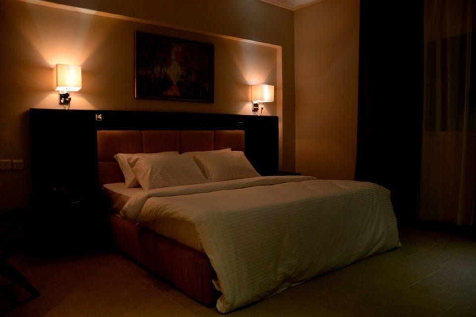 Executive Suite | In-room safe, desk, blackout drapes, iron/ironing board