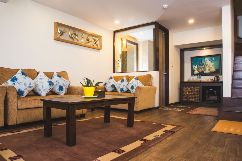 Executive Duplex, Mountain View | Minibar, desk, iron/ironing board, WiFi (free)