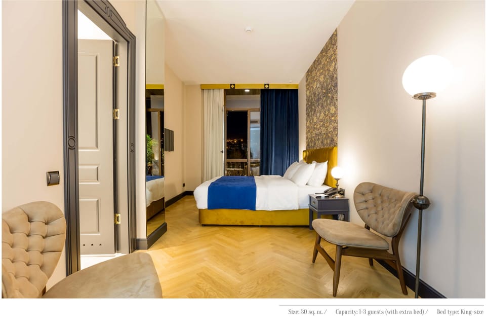 Dry Bridge | Minibar, in-room safe, desk, soundproofing