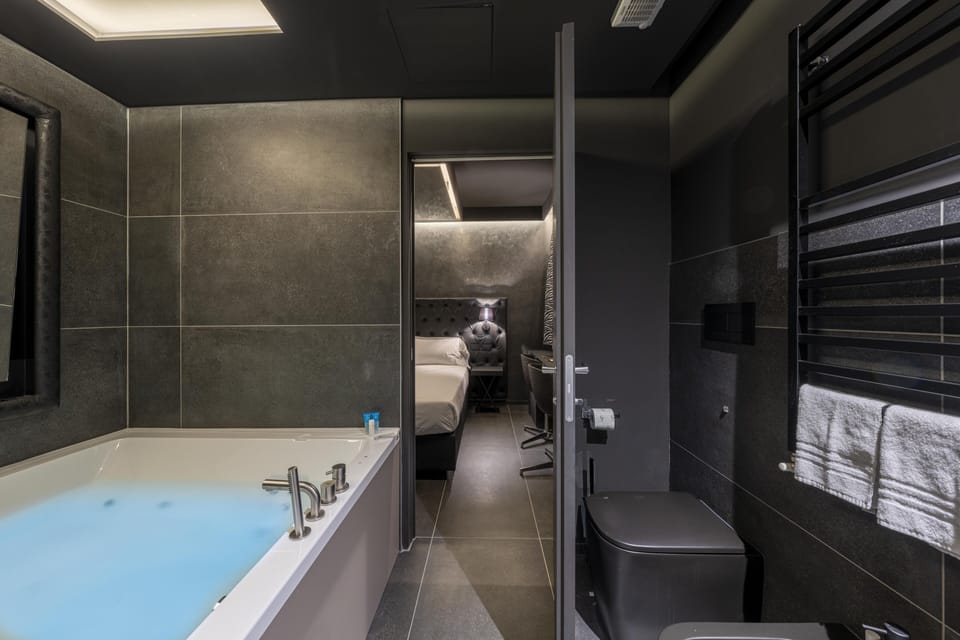 Comfort Double Room, Hot Tub (Elegance) | Bathroom | Free toiletries, hair dryer, slippers, bidet