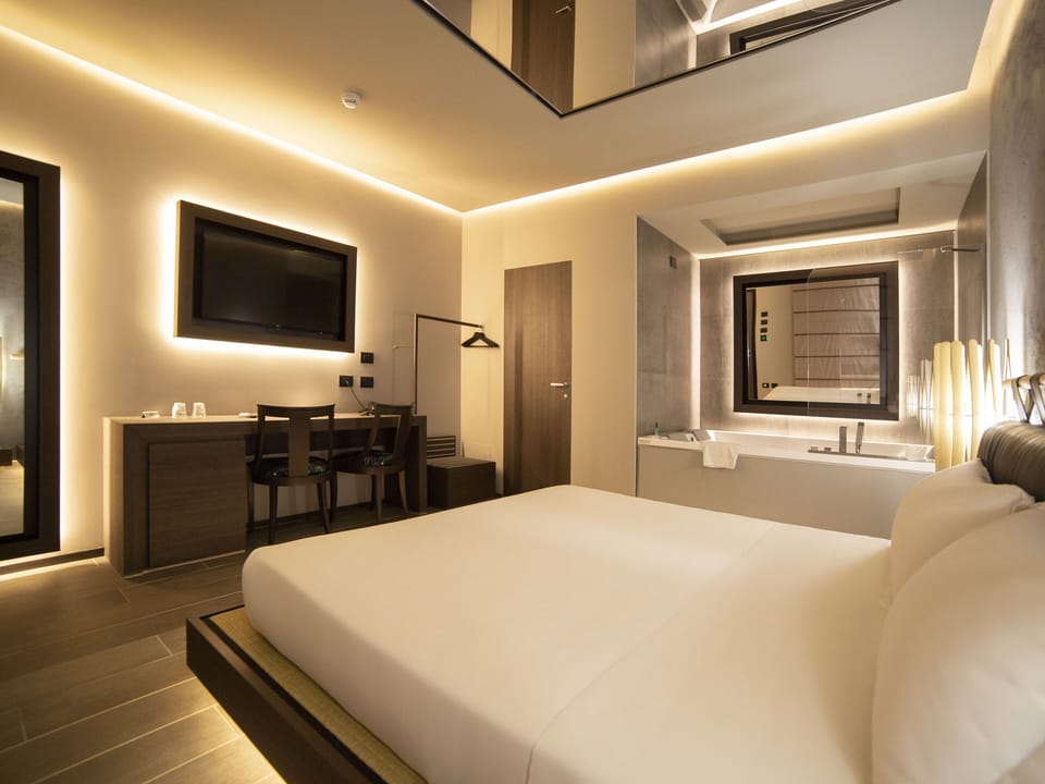 Comfort Double Room, Hot Tub (Elegance) | Minibar, in-room safe, desk, blackout drapes