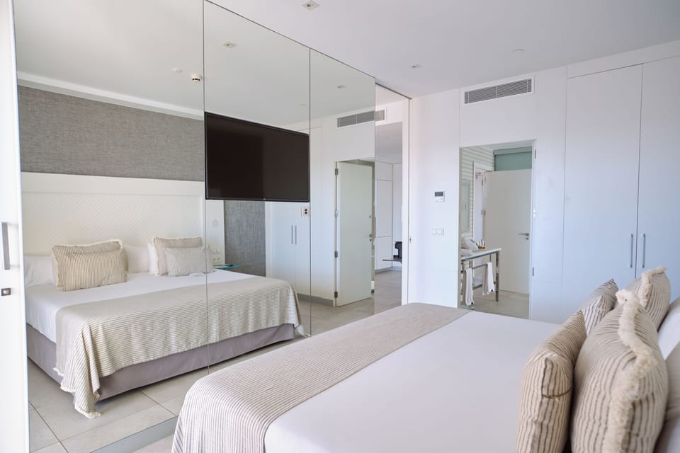 Minibar, in-room safe, desk, WiFi (free)