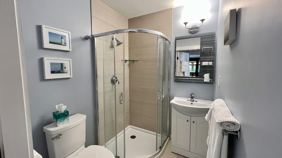 Star Suite | Bathroom | Shower, bathrobes, towels