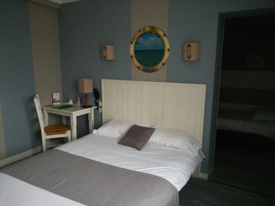Standard Triple Room | Desk, laptop workspace, blackout drapes, soundproofing