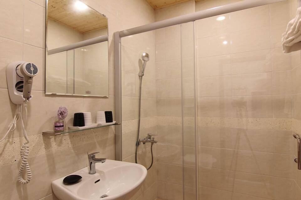 Superior Quadruple Room | Bathroom | Shower, free toiletries, hair dryer, slippers