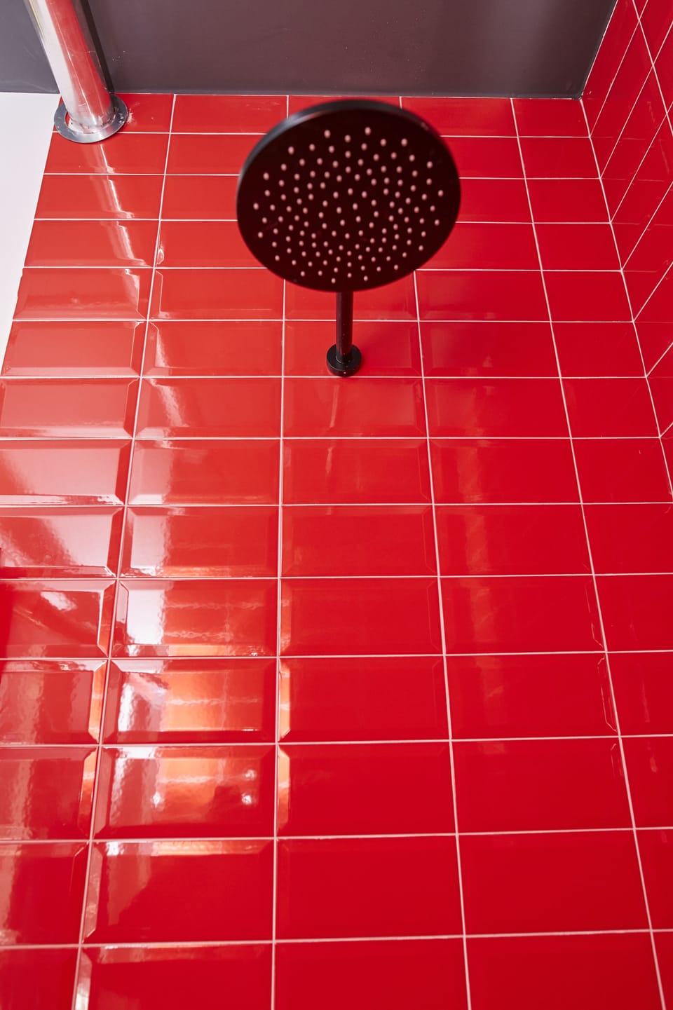 Shower, rainfall showerhead, free toiletries, hair dryer