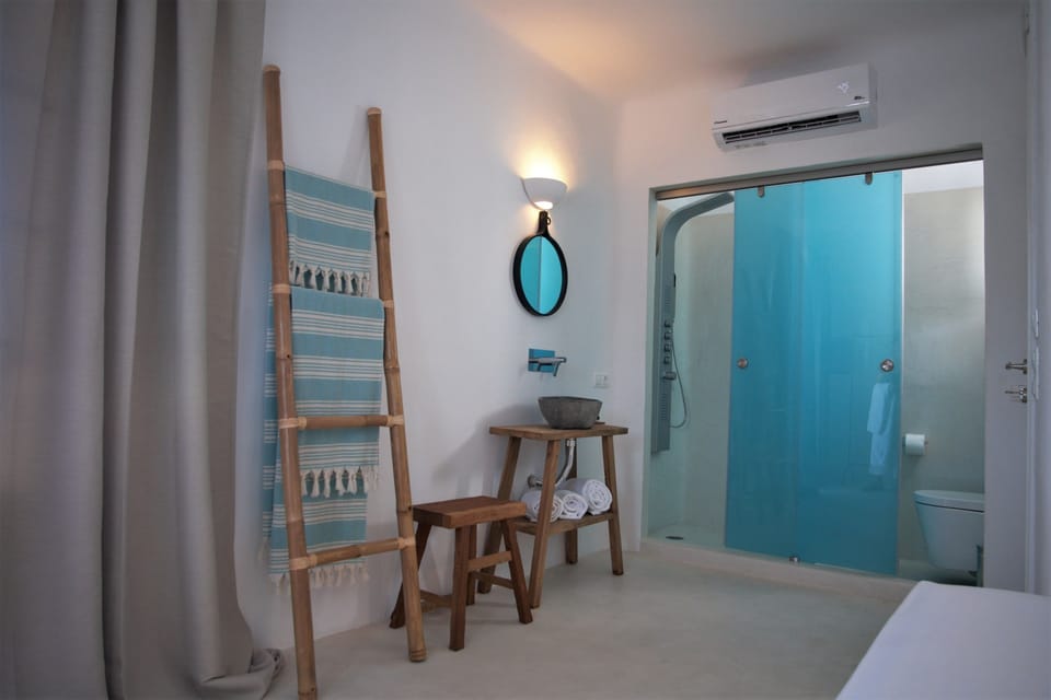Suite (Polymneia) | Bathroom | Free toiletries, hair dryer, bathrobes, slippers