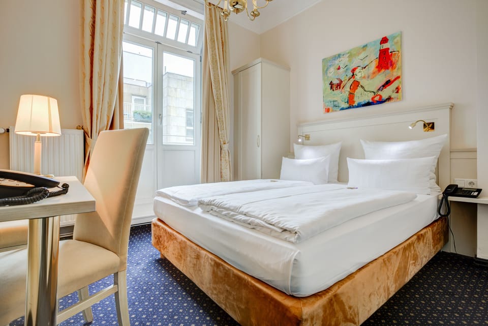 Standard-Room | Hypo-allergenic bedding, in-room safe, desk, iron/ironing board