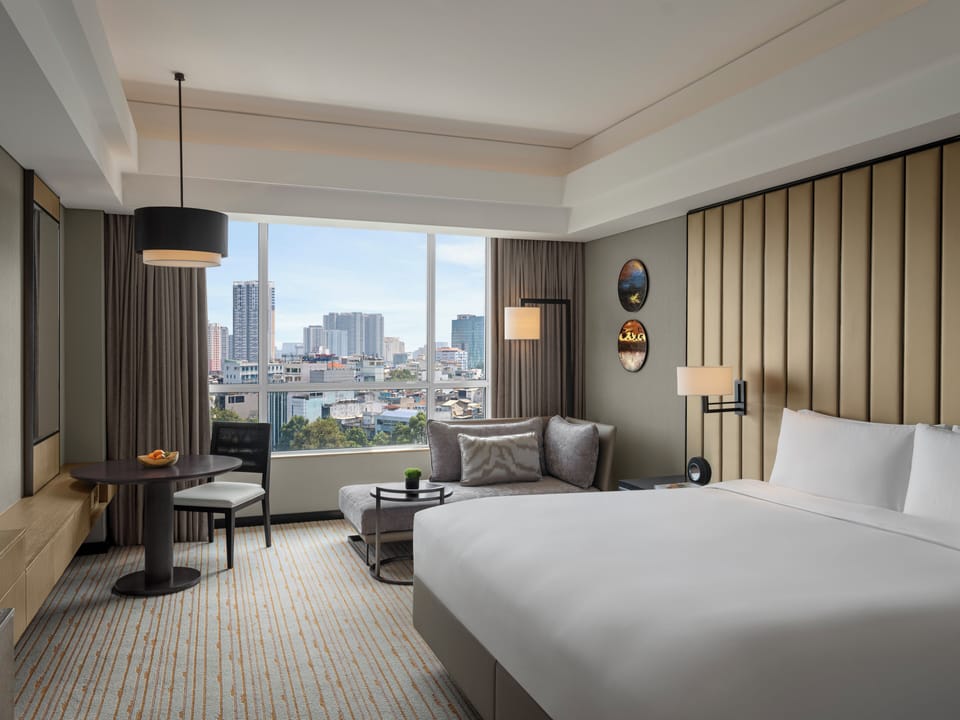 Residence Club Premier King | In-room safe, desk, blackout drapes, iron/ironing board