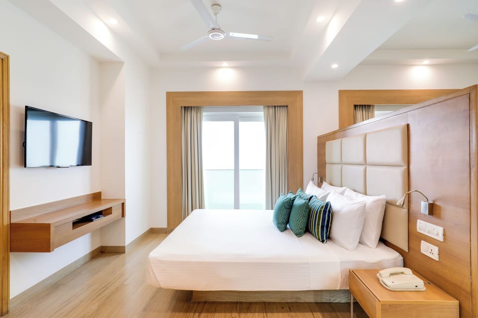 Executive Suite, 1 Bedroom | In-room safe, desk, blackout drapes, iron/ironing board