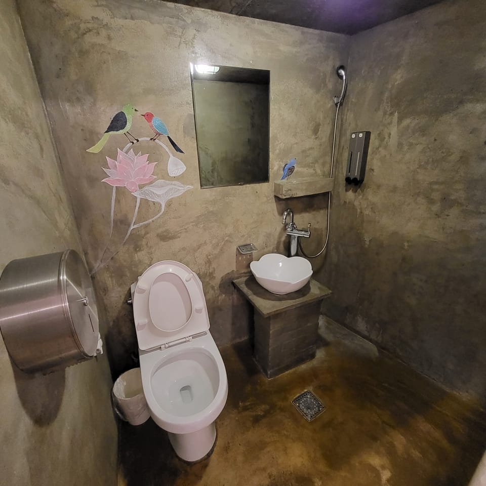 SPACE 6 | Bathroom | Shower, free toiletries, hair dryer