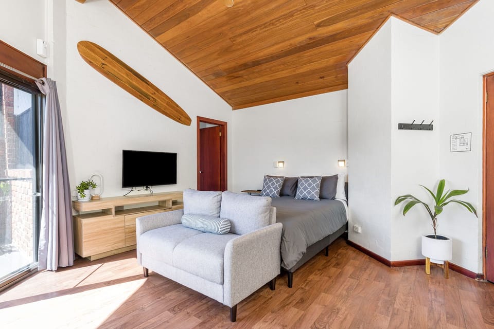 Deluxe Motel Room | Iron/ironing board (on request), bed sheets