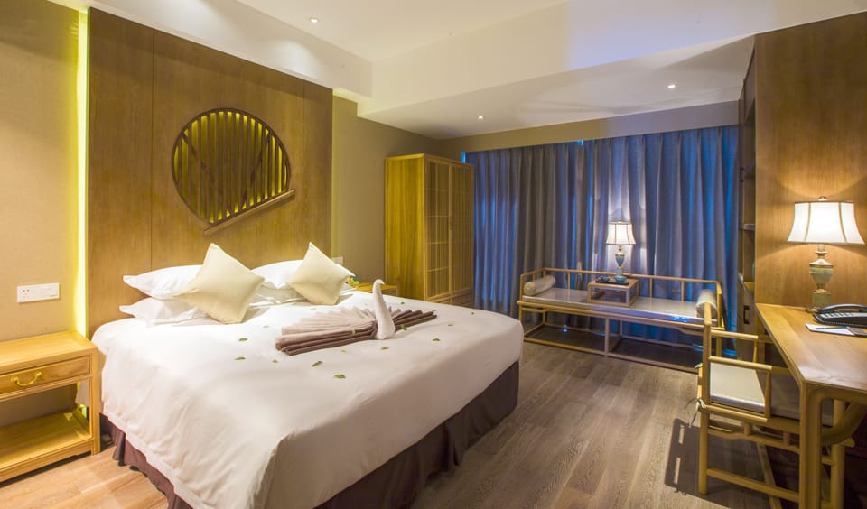 Executive Room | Premium bedding, in-room safe, desk, blackout drapes