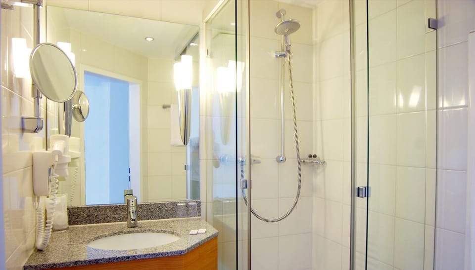Shower, free toiletries, towels