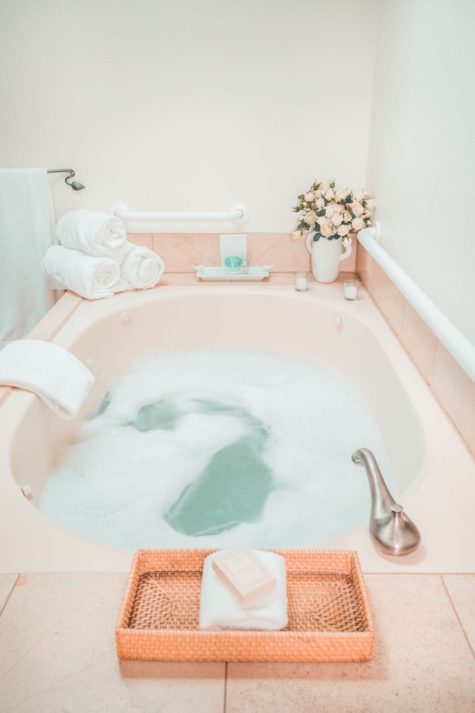 Separate tub and shower, jetted tub, free toiletries, bathrobes