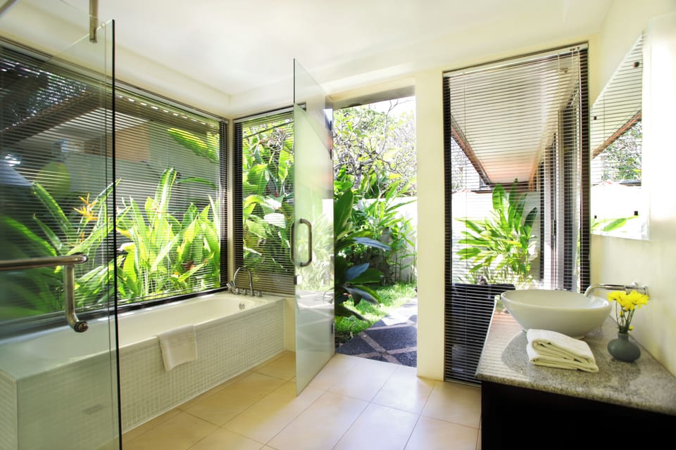 Bungalow | Bathroom | Free toiletries, hair dryer, slippers, towels
