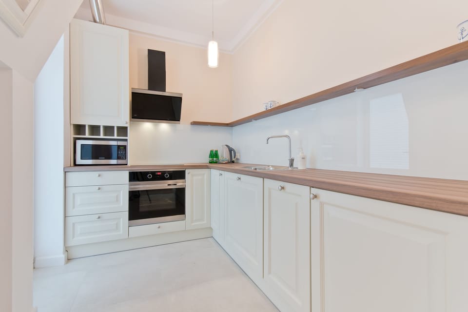 Apartment | Private kitchenette | Fridge, microwave, oven, stovetop