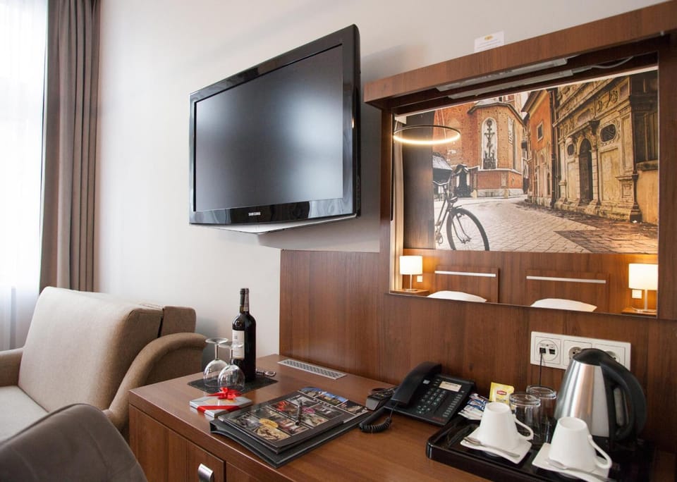 Standard Triple Room | Living room | LCD TV