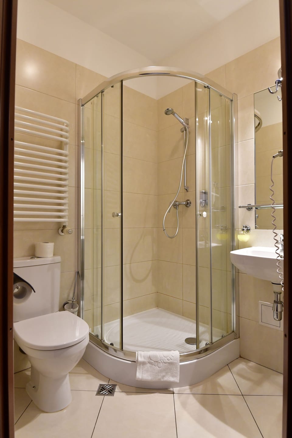 Standard Triple Room | Bathroom | Shower, free toiletries, hair dryer, towels