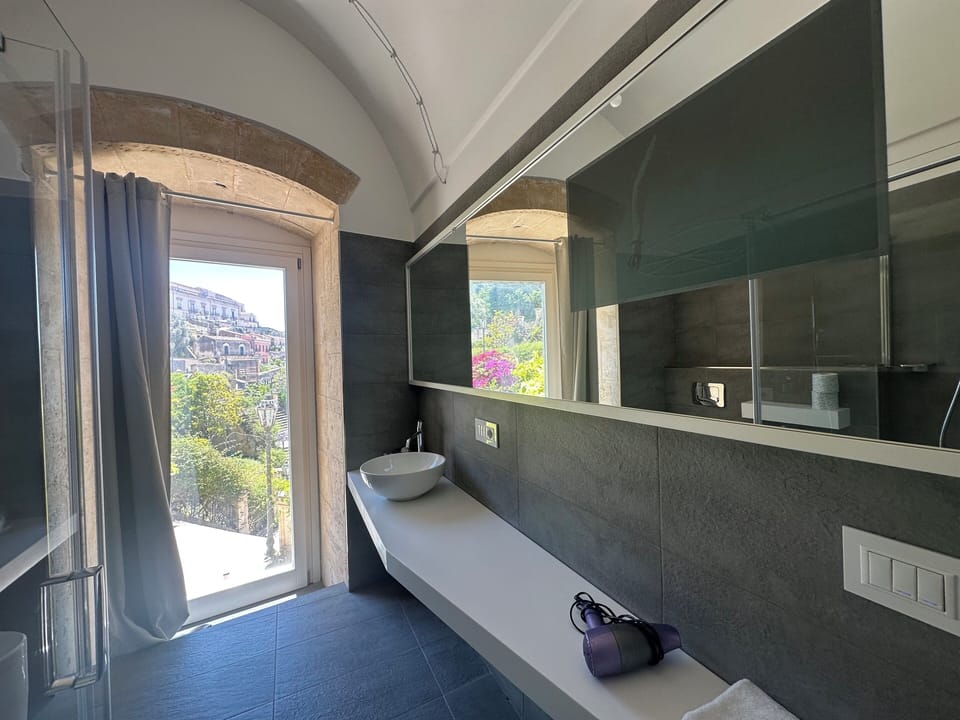 Classic Double Room | Bathroom | Shower, rainfall showerhead, free toiletries, hair dryer