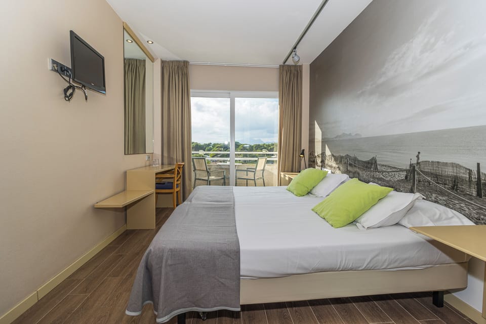 Double Room, Partial Sea View (Lateral Sea View) | In-room safe, desk, free WiFi, bed sheets