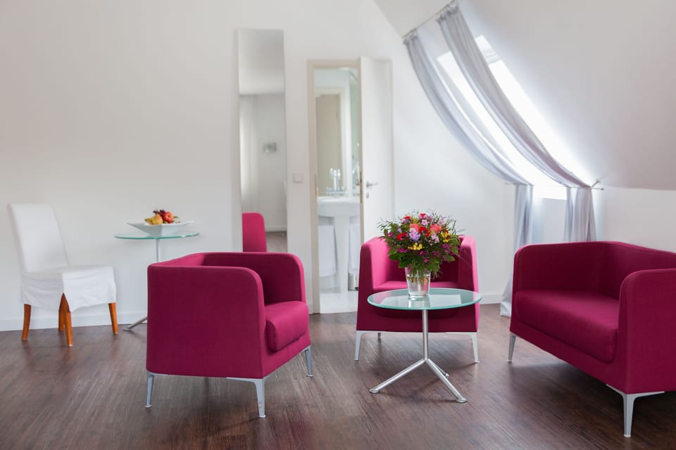 Junior Suite | Living area | 35-inch flat-screen TV with cable channels, TV, table tennis