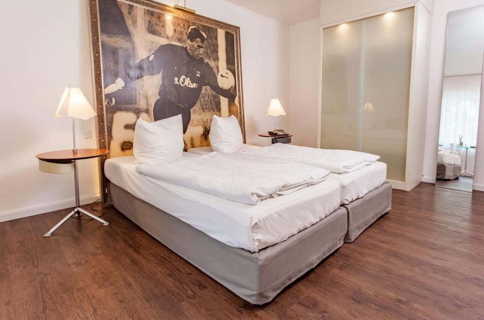 Comfort Room, 1 Queen Bed | Hypo-allergenic bedding, in-room safe, iron/ironing board, free WiFi