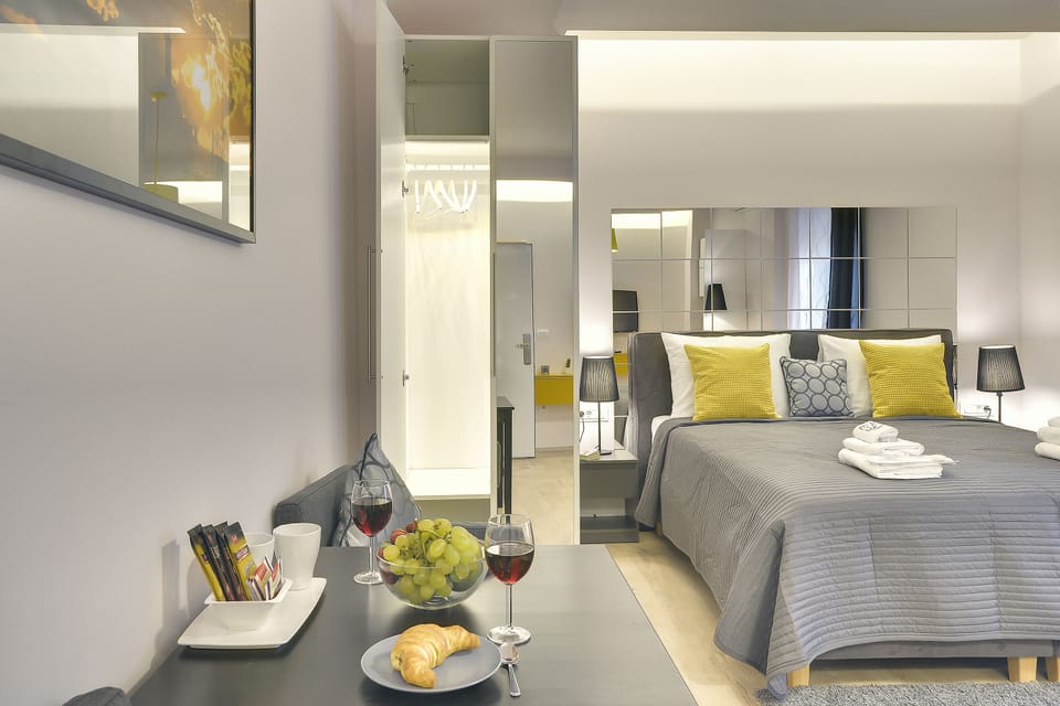 Executive Studio (5) | Living area | Flat-screen TV