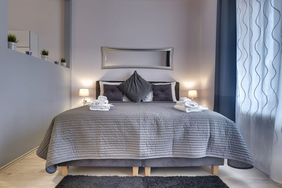 Deluxe Studio (4) | Premium bedding, in-room safe, desk, laptop workspace