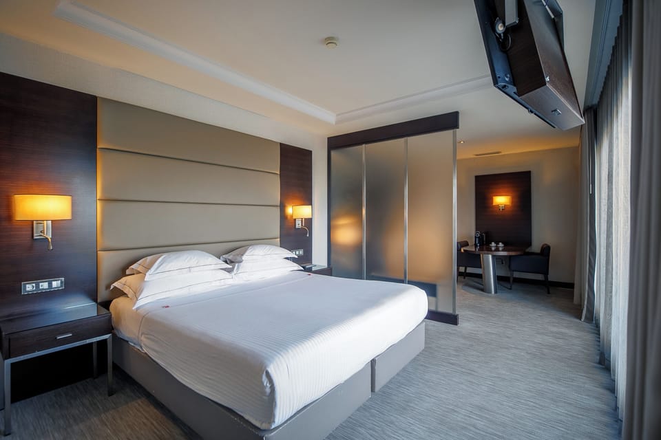 Suite Deluxe with Jacuzzi | Premium bedding, memory foam beds, minibar, in-room safe
