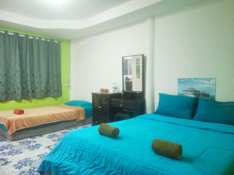 Family Room | Individually decorated, individually furnished, desk, blackout drapes