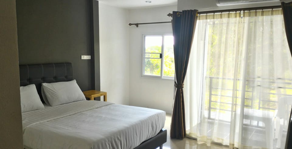 Standard Room with Balcony | WiFi (free), bed sheets