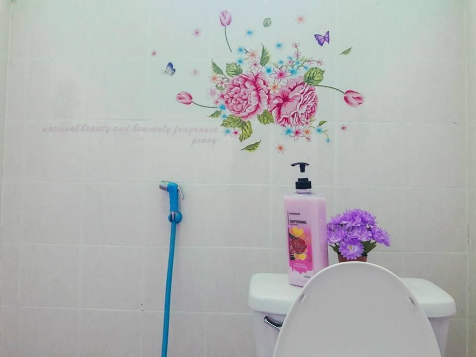 Standard Twin Room with Shared Bathroom | Bathroom | Shower, free toiletries, hair dryer, towels
