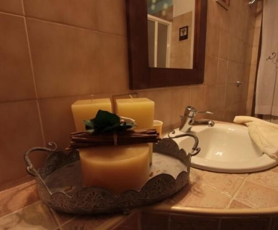 Double Room | Bathroom | Shower, free toiletries, hair dryer, bidet