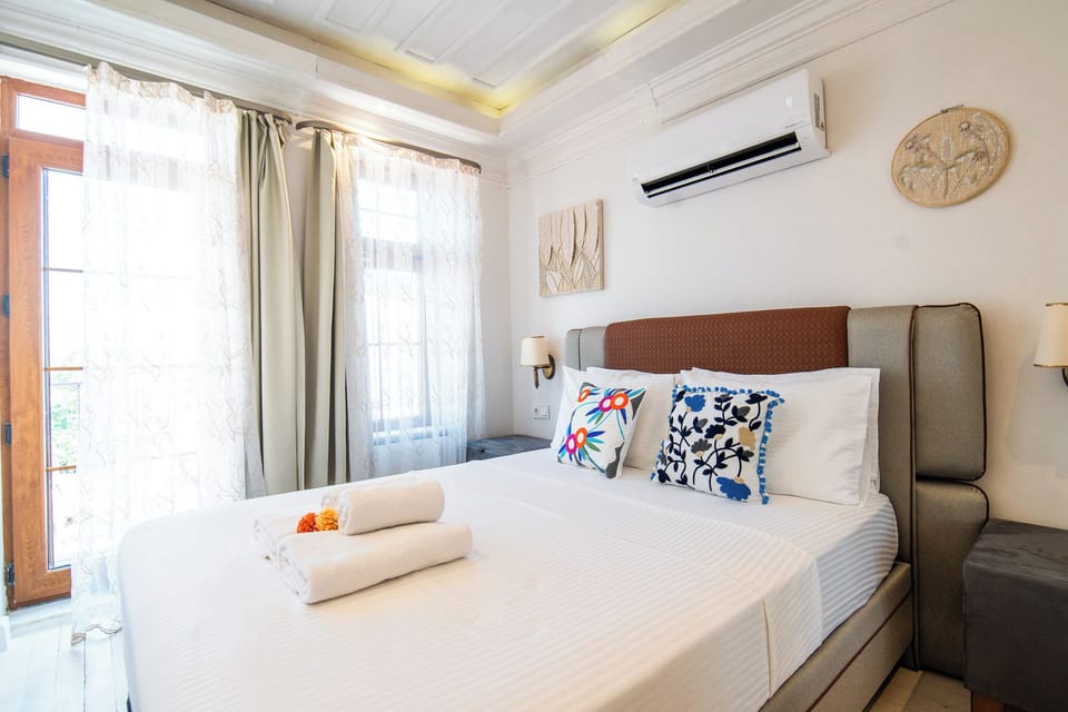 Deluxe Double Room, Balcony, Sea View | WiFi (free), bed sheets