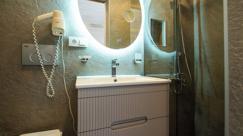 Deluxe Double Room, Balcony, Sea View | Bathroom | Shower, free toiletries, hair dryer, towels