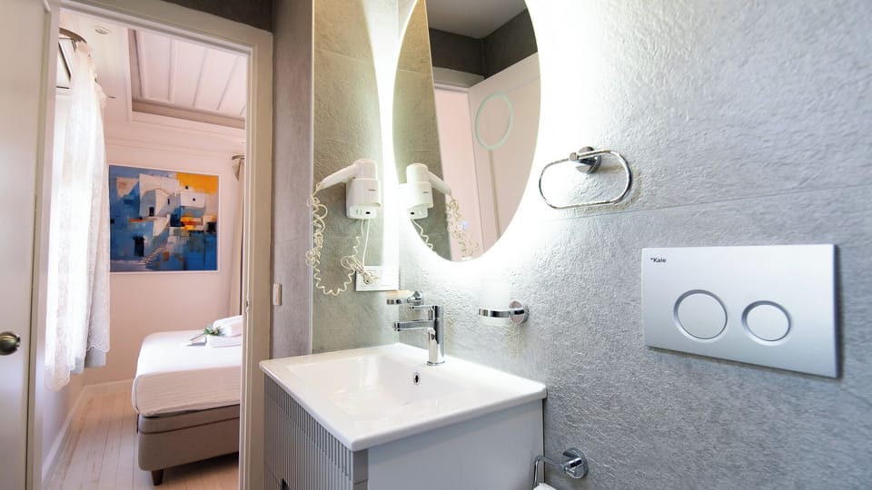 Deluxe Double Room | Bathroom | Shower, free toiletries, hair dryer, towels