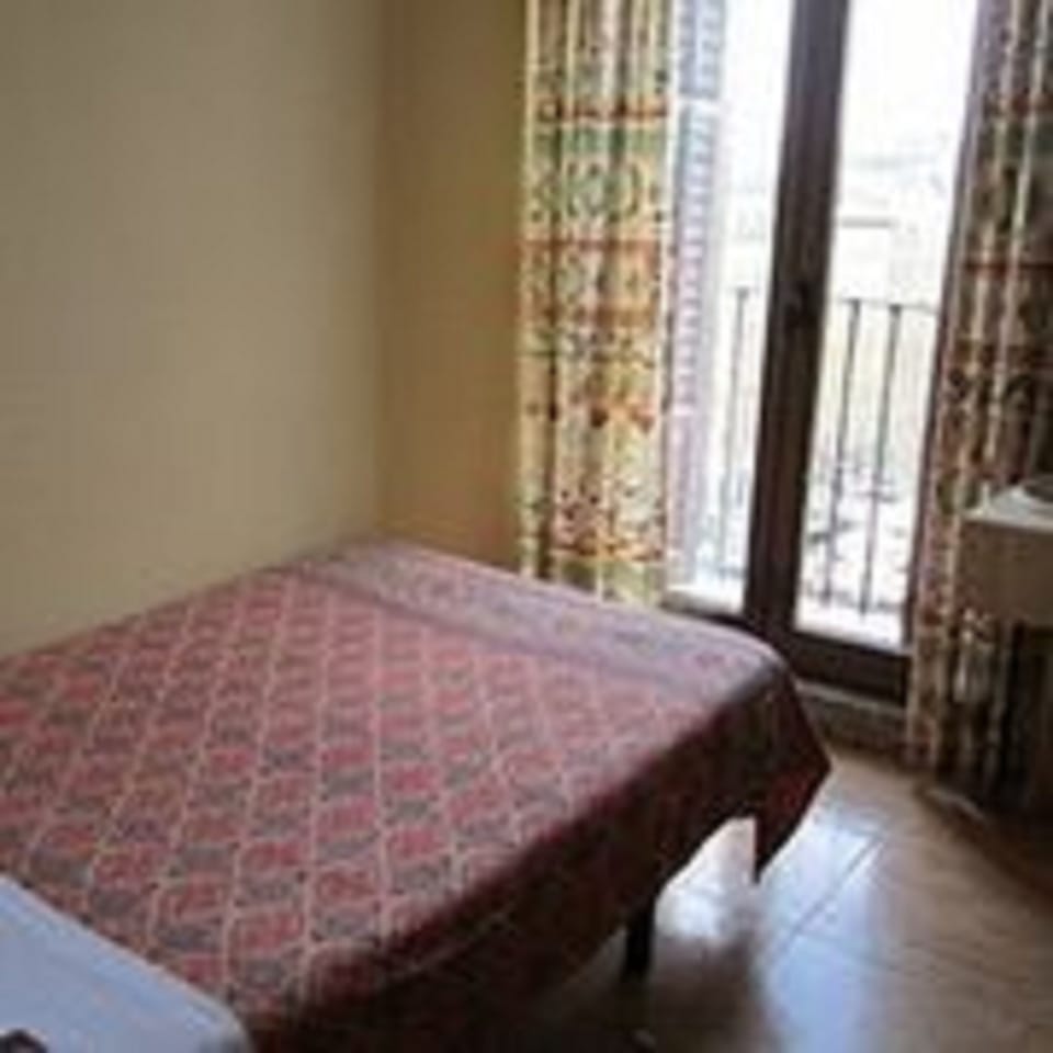 Single Room, Shared Bathroom | Desk, blackout drapes, iron/ironing board, free WiFi