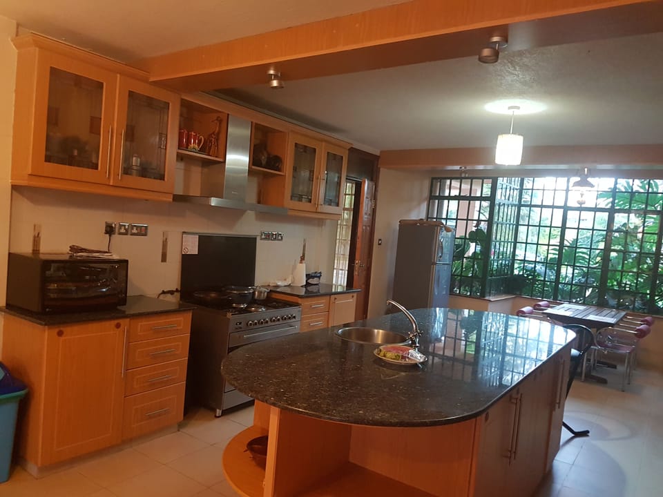 Full-size fridge, microwave, oven, stovetop