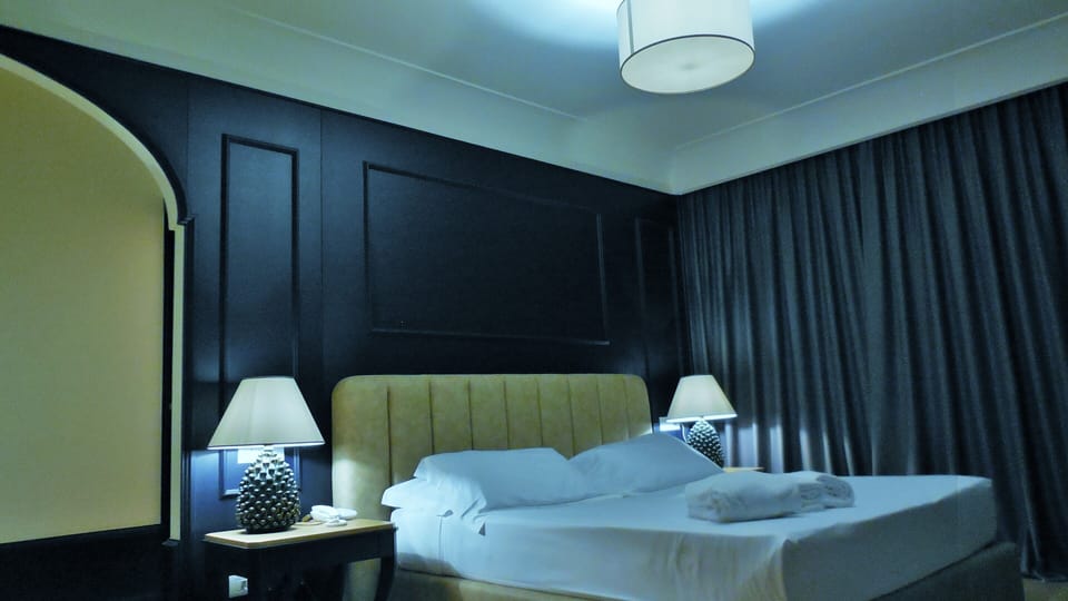 Executive Suite | Premium bedding, memory foam beds, minibar, in-room safe